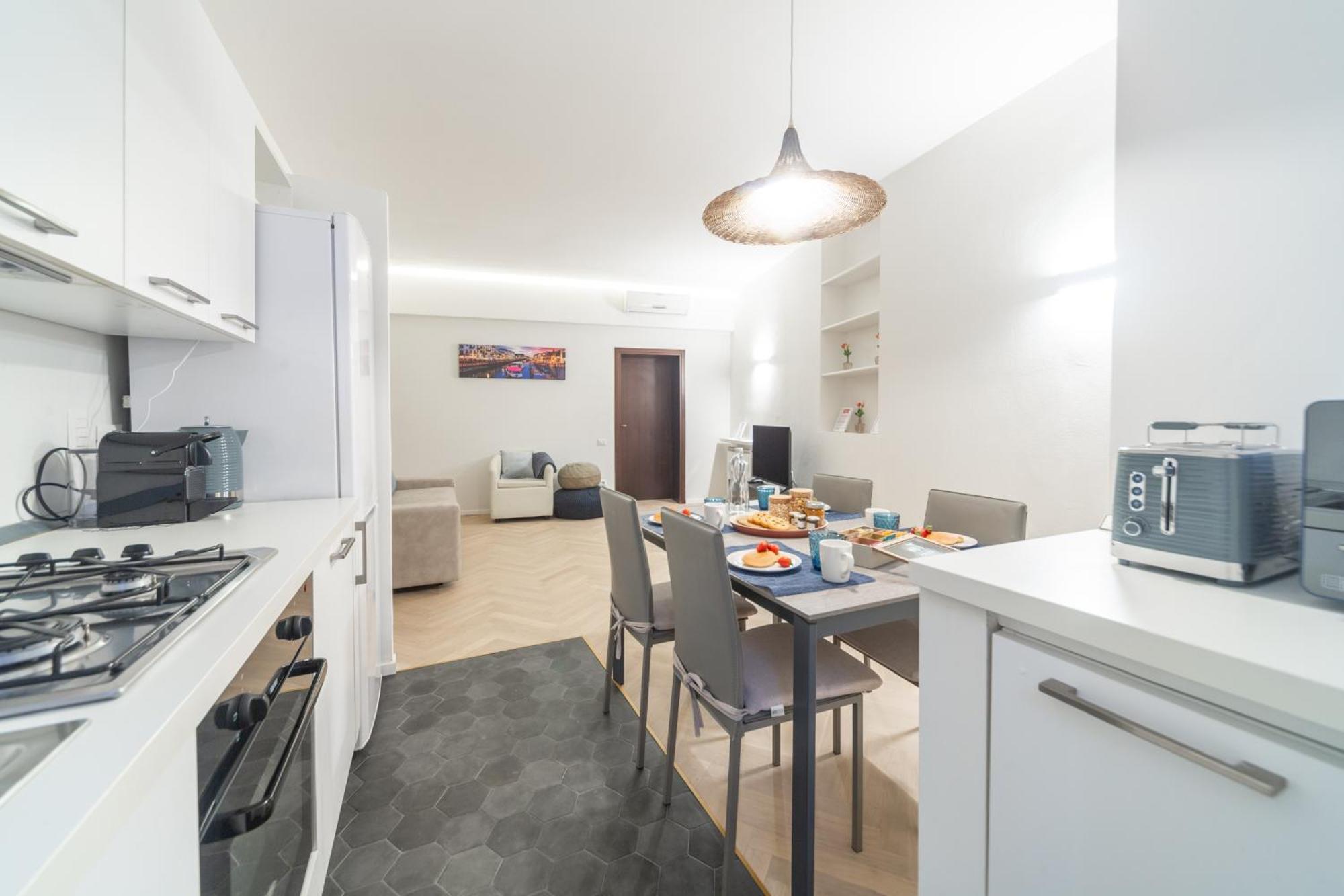 Charming 2-bedroom In Milanese Building Apartment Mailand