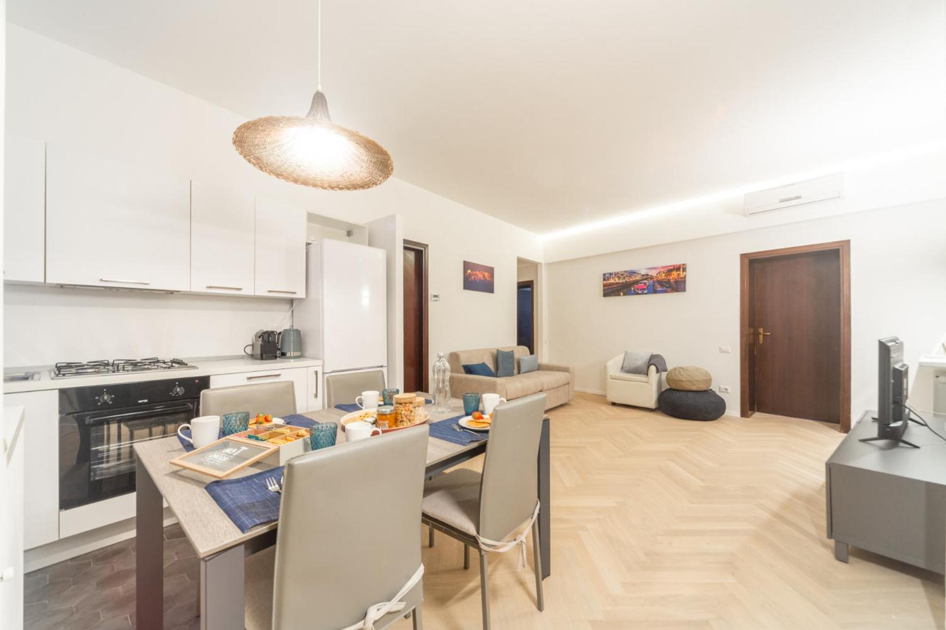 Charming 2-bedroom In Milanese Building Mailand