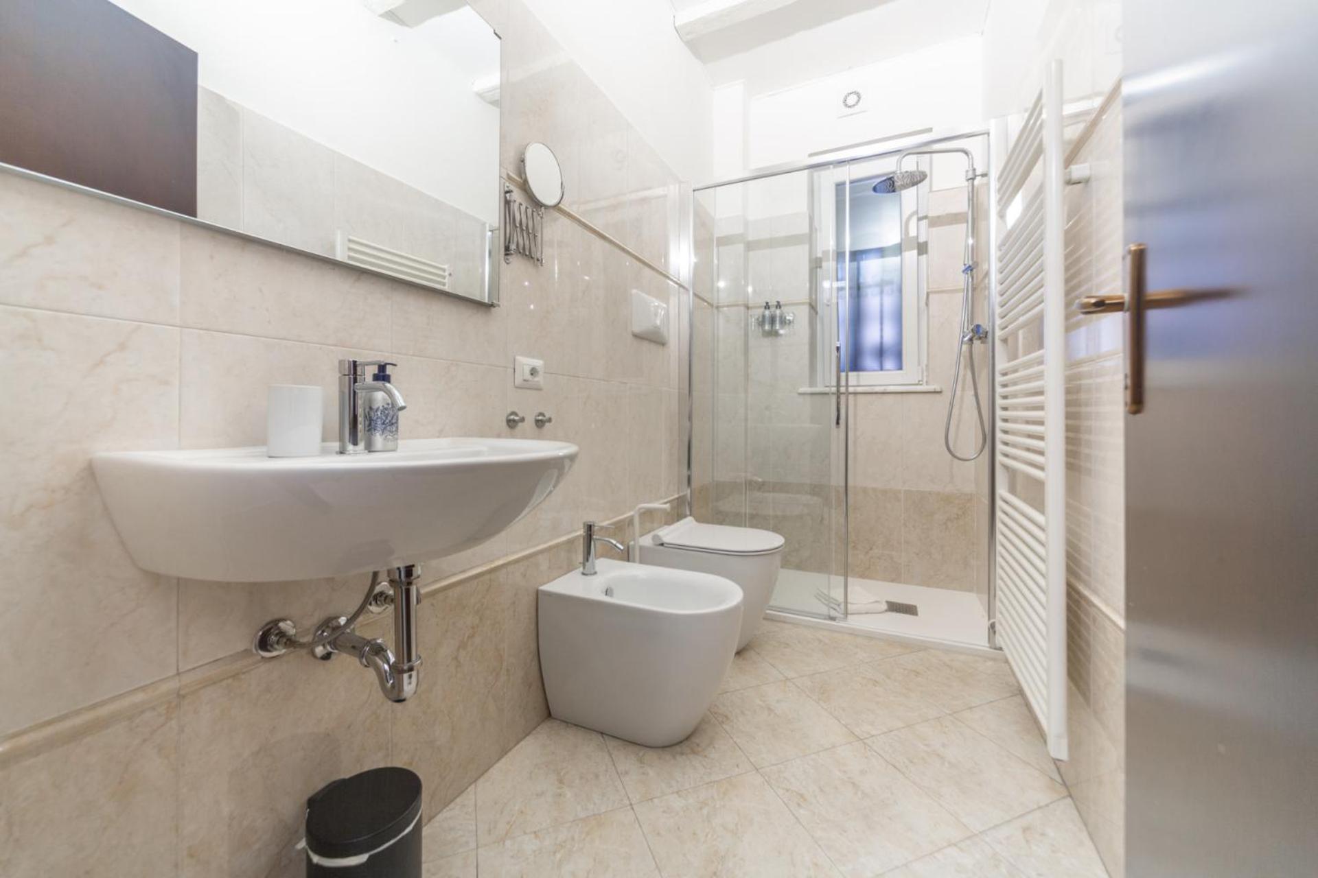 Charming 2-bedroom In Milanese Building Mailand